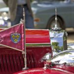 Motorhaube, Kühler und Scheinwerfer eines roten Mercedes Oldtimers
