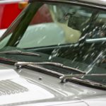Silberner Jaguar E-Type - Windchutzscheibe mit drei Scheibenwischern