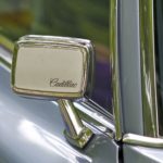 Hellblauer Cadillac DeVille Chrom-Aussenspiegel mit Cadillac Schriftzug