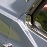 Hellblauer Cadillac DeVille Fond-Türgriff und Cadillac-Emblem