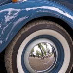 Blauer VW Käfer mit Weisswandreifen und Chrom Radkappe