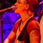 Bergband Overdrive Sängerin Steffi an der Gitarre Bergkirchweih Erlangen 2017