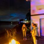 Kranbereich des YCM am Möhneee bei Nacht mit Feuerschale