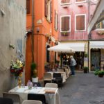 Ristorante Bella Venezia Tisch in den Gassen von Garda am Gardasee im Oktober 2018