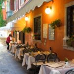Ristorante Piccolo Hotel Tische in den Gassen von Garda am Gardasee im Oktober 2018