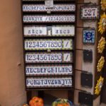 Buchstaben und Zahlen aus Keramik in den Gassen von Garda am Gardasee im Oktober 2018