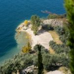 Kleine Bucht der Baia delle Sirene in Garda am Gardasee im Oktober 2018